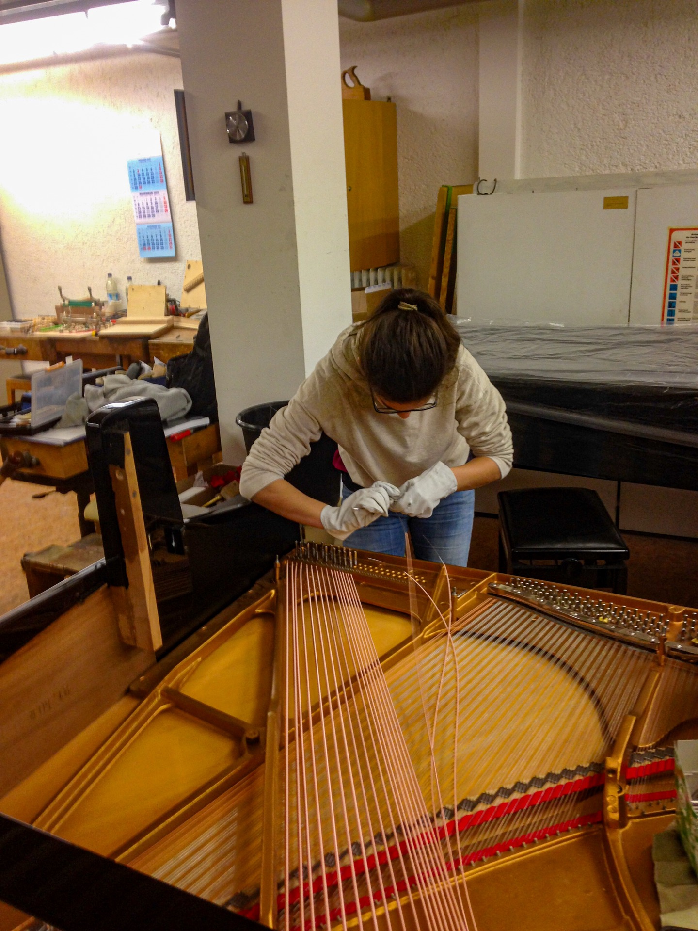 Clara Biese in der Steinway-Werkstatt München während ihrer Ausbildung