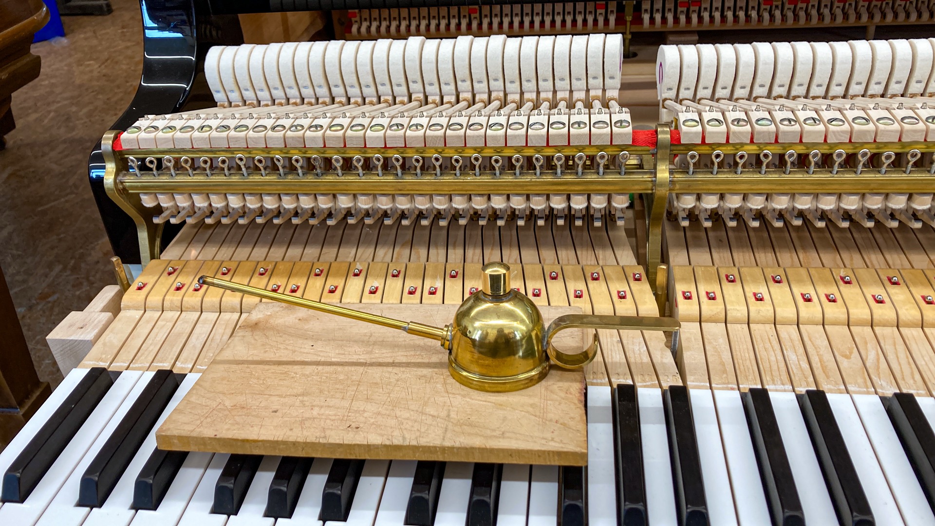Mecánica de piano – detalle con lubricador durante el servicio de mantenimiento