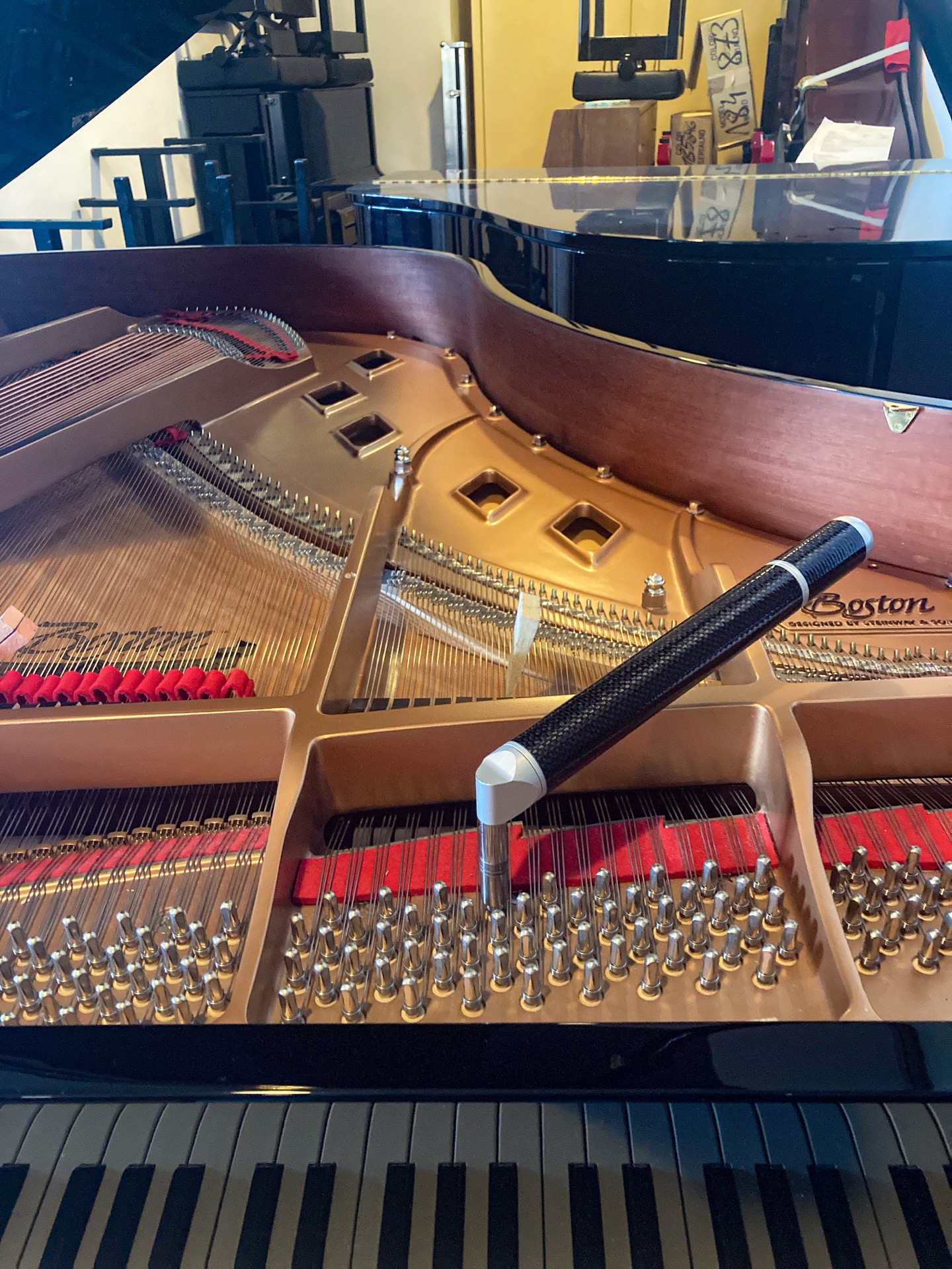 Llave de afinación sobre un piano de cola Boston – detalle durante la afinación