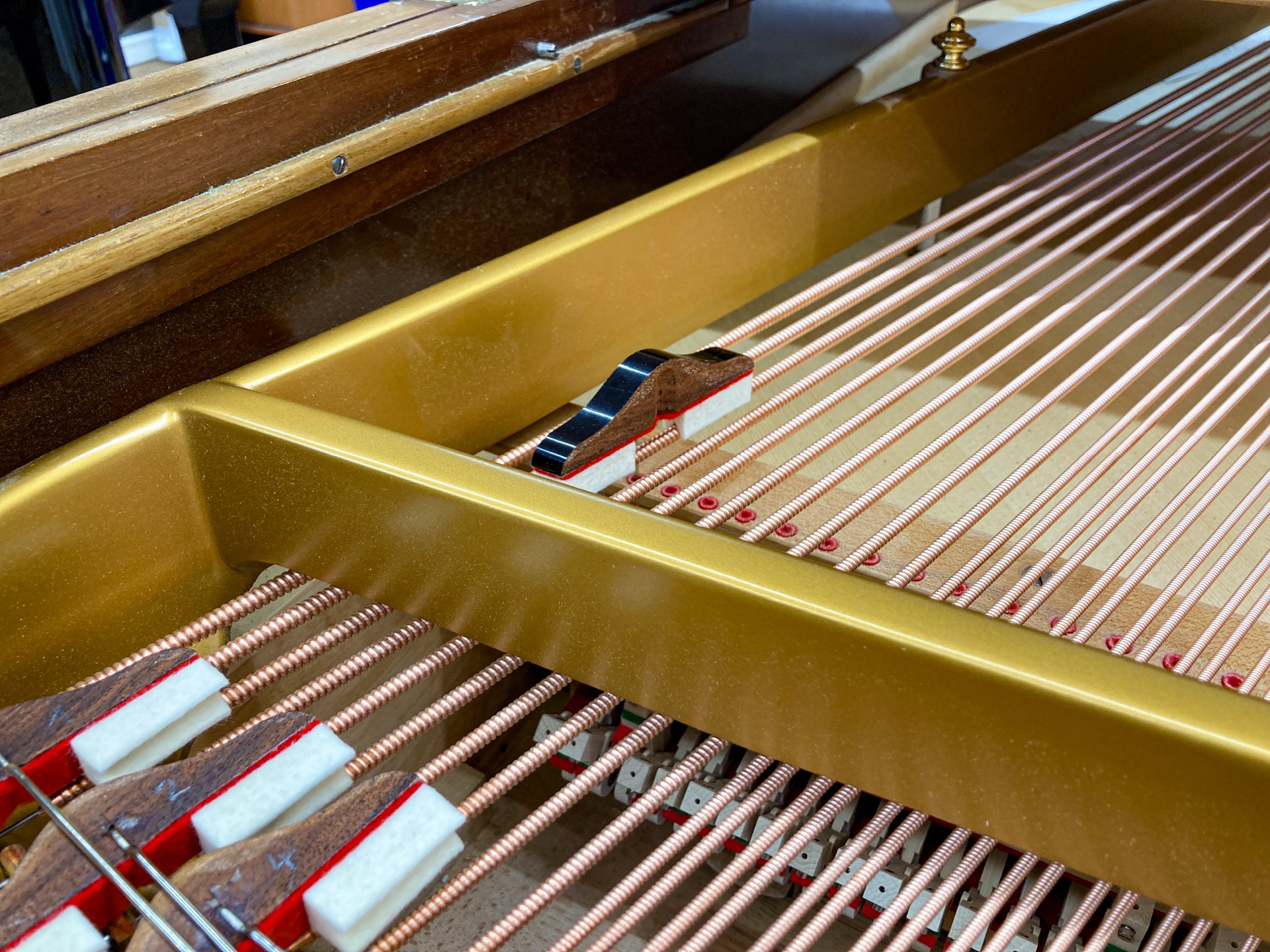 Marco de hierro fundido dorado de un piano de cola de concierto – cuidado de pianos para escuelas de música y salas de conciertos