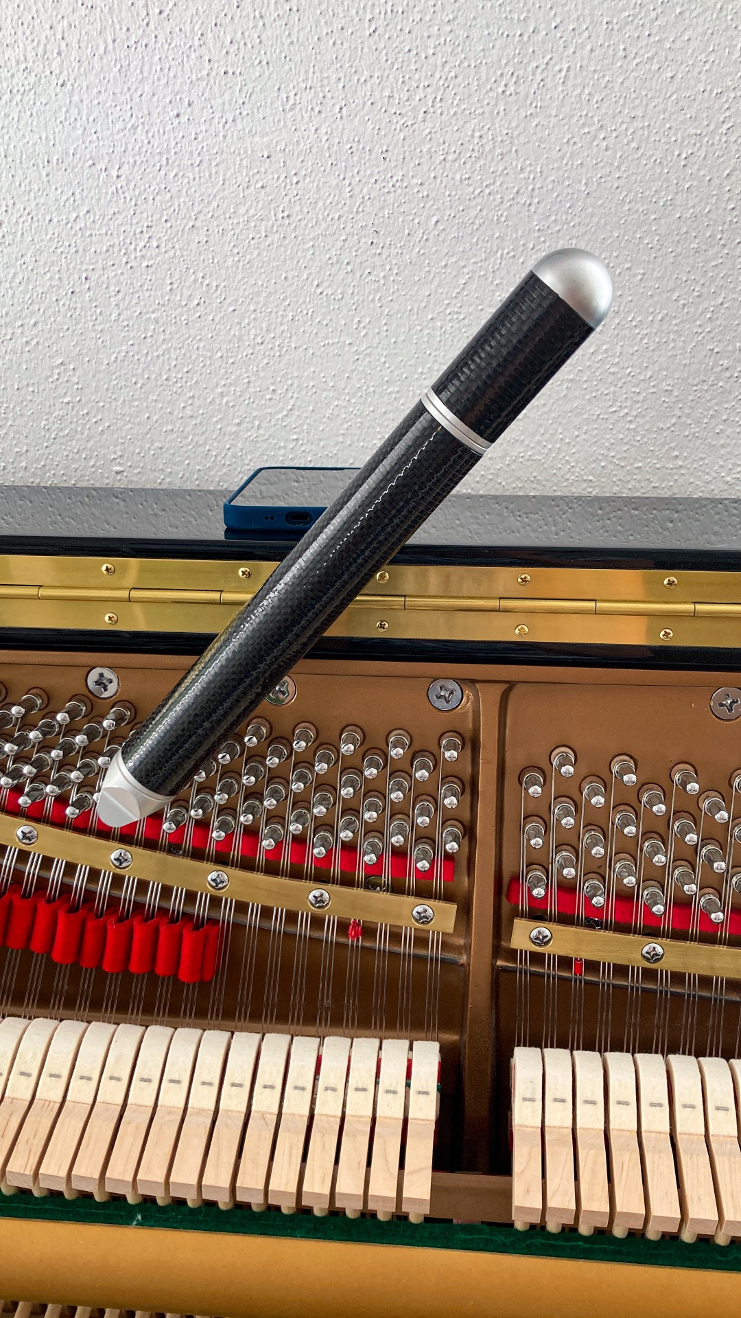 Llave de afinación sobre un piano – afinación profesional por Clara Biese