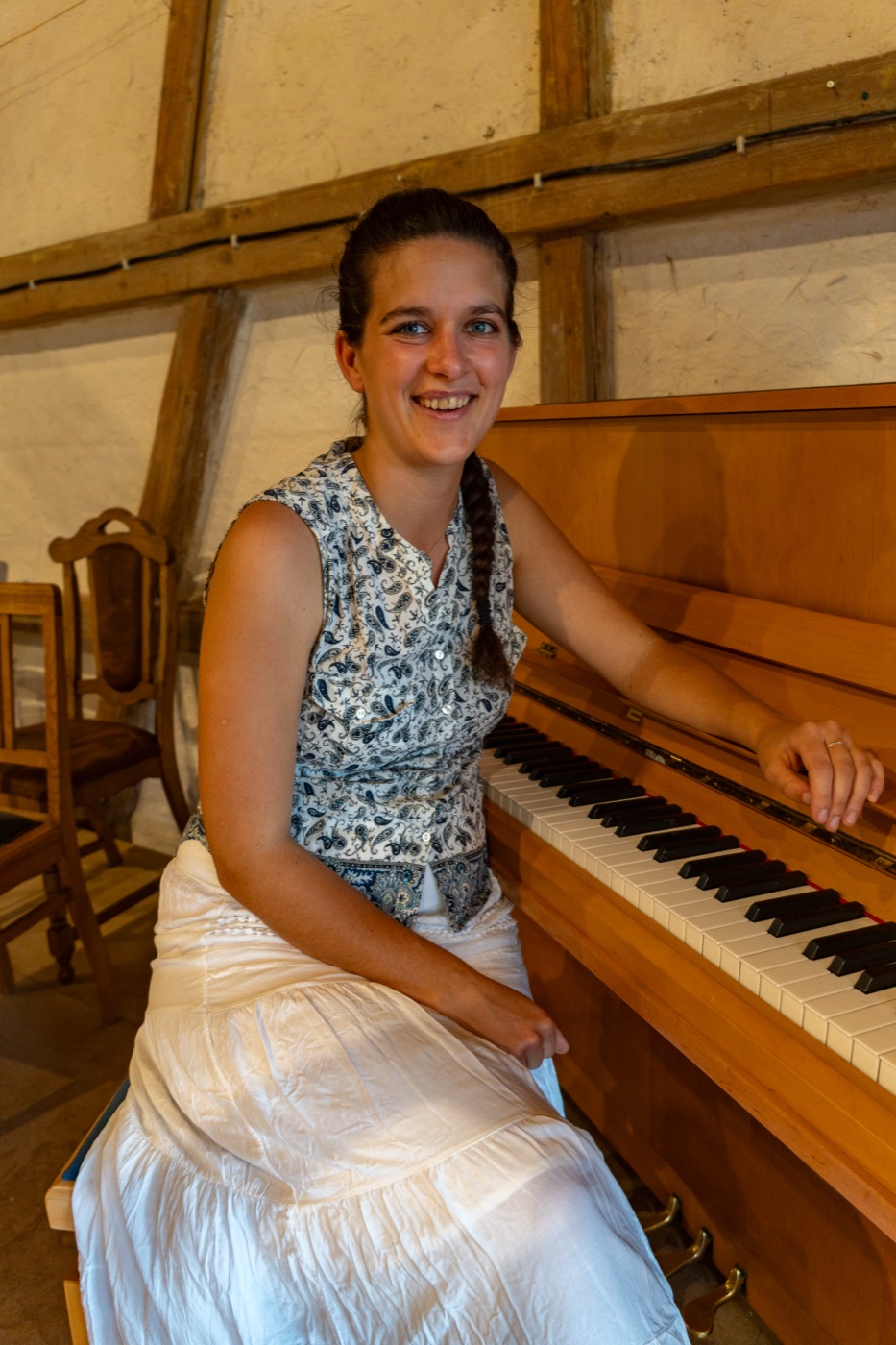 Clara Biese au piano – accordeuse et factrice de pianos