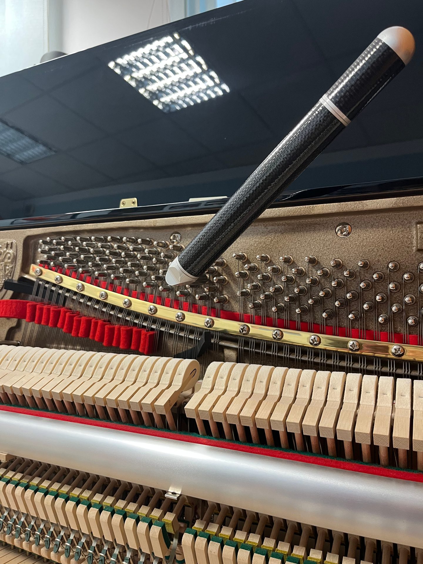 Stimmhammer auf einem Klavier – professionelle Klavierstimmung durch Clara Biese