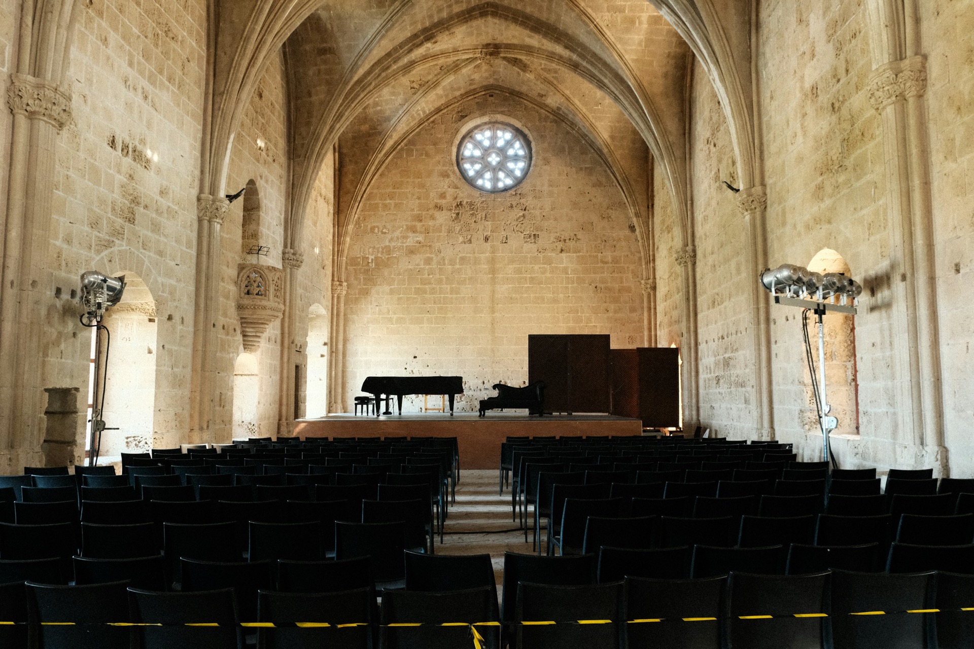 Pianoforti a coda da concerto sul palco in una sala da concerto riccamente decorata